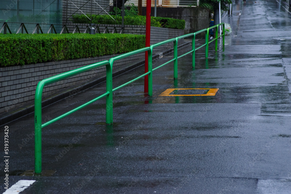 東京の赤坂6丁目の緑のガード