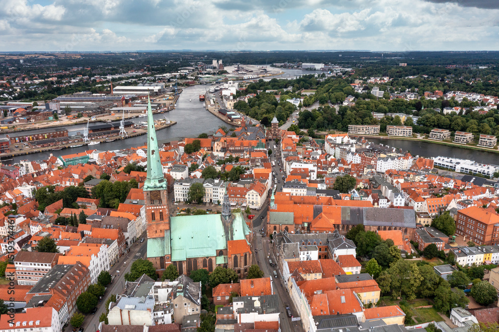 historisches Stadtzentrum von Lübeck mit Blick auf die gotische St. Jacobi Kirche, die Burg mit dem Burgtor, die Trave und den Hafen, Lübeck, Schleswig-Holstein, Deutschland