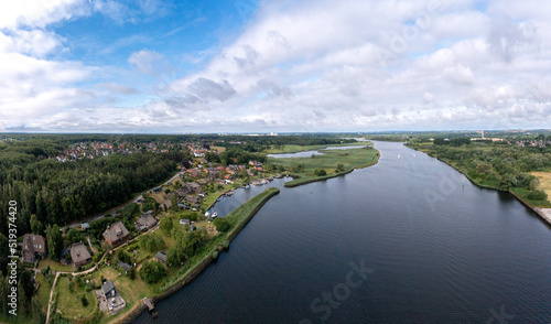 historischer Alter Hafen Gothmund, Wohnhäuser mit Reetdach Häusern, Blick über die Trave, Lübeck, Schleswig Holstein, Deutschl