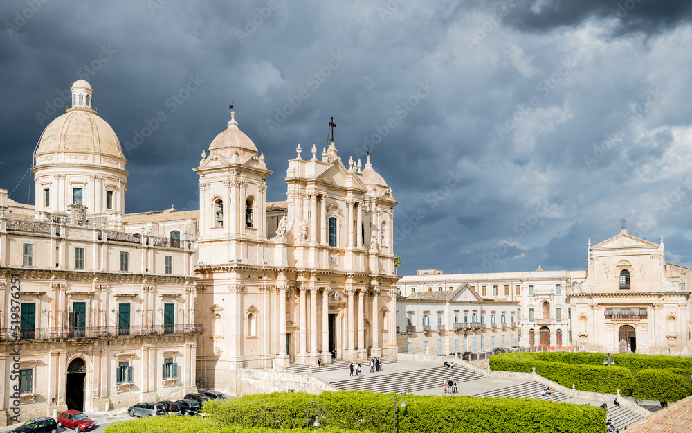VISTA PANORÁMICA DE  NOTO, con la Catedral , el Palacio Ducal y la Iglesia del  Santissimo Salvatore, provincia de Siracusa, Sicilia, Italia, con un cielo de tormenta.