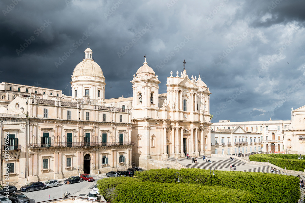 VISTA PANORÁMICA DE  NOTO, con la Catedral , el Palacio Ducal y la Iglesia del  Santissimo Salvatore, provincia de Siracusa, Sicilia, Italia, con un cielo de tormenta.
