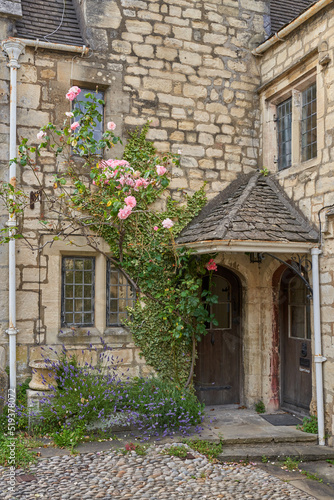 Fototapeta Naklejka Na Ścianę i Meble -  Courtyard Garden outside a traditional stone house in the Cotswolds