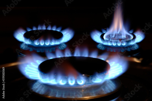 Gasflamme brennt an einem Ofen mit blauer Flamme photo
