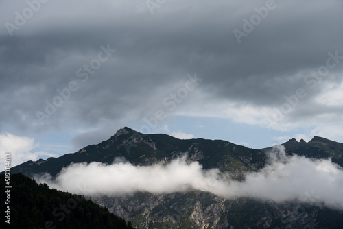 Alpenpanorama mit dramatischen Gewitterwolken 