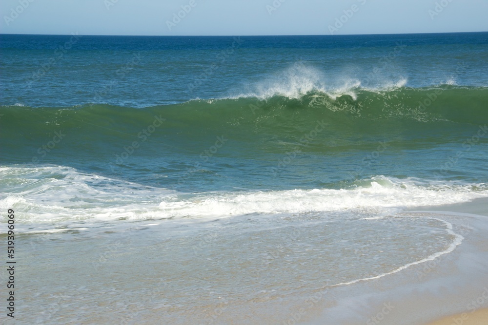 Praia com onda muito forte - Beach with very strong waves