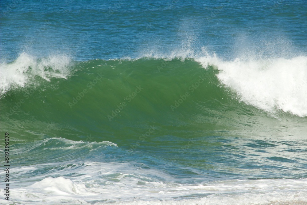 Praia com onda muito forte - Beach with very strong waves