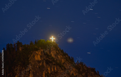 Kreuz  Herz-Jesu-Feuer  Sonnwendfeuer  Tirol  Brauchtum  Sommerbeginn  Sommersonnenwende  Symbol  Gel  bde  Feuer  Fackel  Berge  Gipfel  Religion  Spitzkofel  Himmel  Nacht  Sterne  strahlen  Glaube  