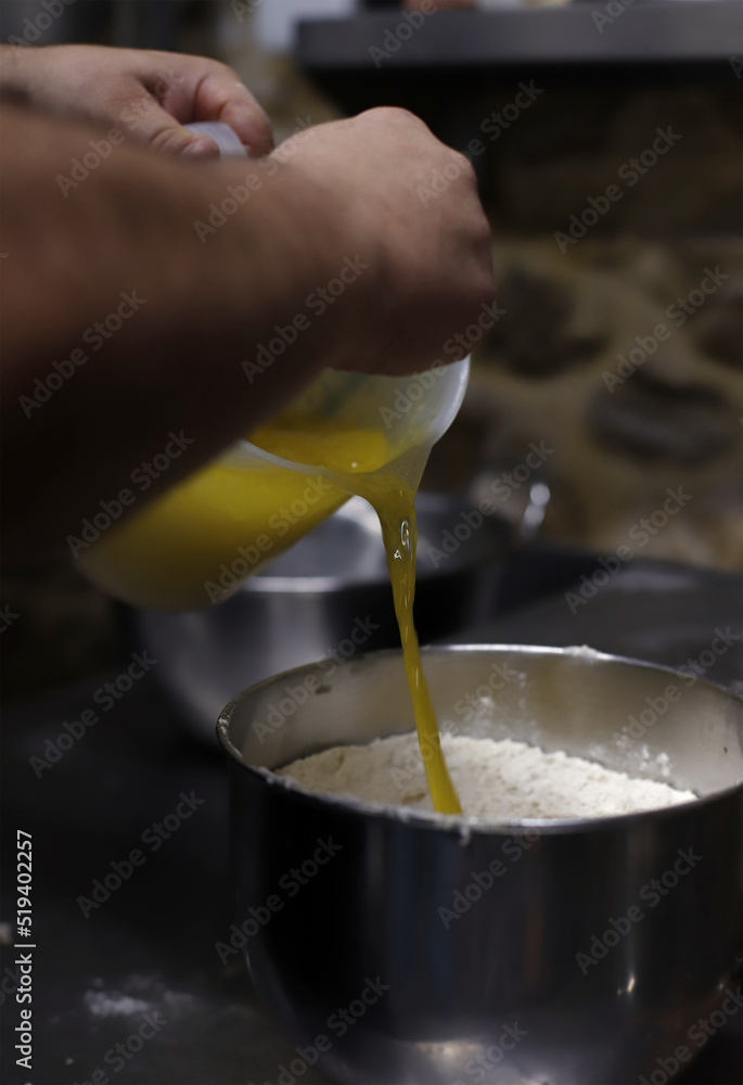 chef repostero preparando masa madre con aceite y harina - obrazy, fototapety, plakaty 
