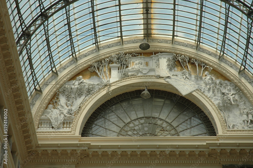 Particolare  dell'arco della Galleria Umberto I di Napoli .