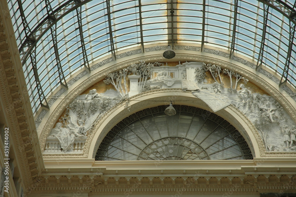 Particolare dell'arco della Galleria Umberto I di Napoli . Particolare dell'arco della Galleria Umberto I di Napoli .