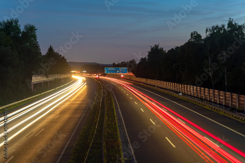 Ruhrgebiet: Verkehr auf der A2 am Abend