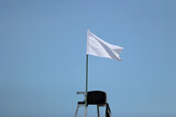 Biała flaga na plaży oznacza że można pływać jest bezpiecznie. 