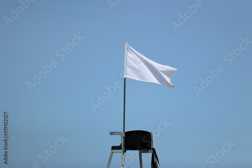 Biała flaga na plaży oznacza że można pływać jest bezpiecznie. 