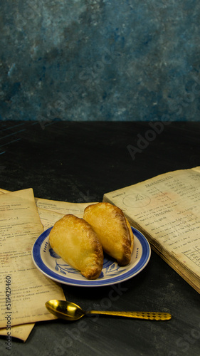 Salteña..
Esta exquisita masa tiene su origen en el Potosí colonial, histórica ciudad minera ubicada al suroeste de Bolivia, muy probablemente en el siglo XVI.