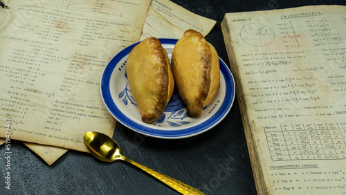 Salteña..
Esta exquisita masa tiene su origen en el Potosí colonial, histórica ciudad minera ubicada al suroeste de Bolivia, muy probablemente en el siglo XVI.