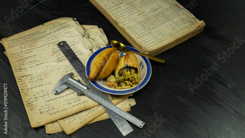 Salteña..
Esta exquisita masa tiene su origen en el Potosí colonial, histórica ciudad minera ubicada al suroeste de Bolivia, muy probablemente en el siglo XVI.