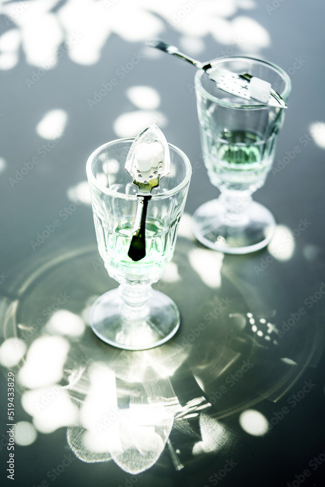Absinth im Glas mit Würfelzucker und Löffel, Absithe, Zucker, Alkohol, Spirituosen, Rausch, Getränk, grüne Fee, Wermuth, Anis