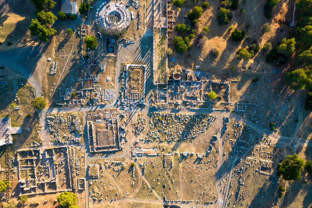 Stanowisko archeologiczne - sanktuarium Asklepiosa, Amfiteatr, Epidaurus, Grecja. Widok z drona. Stanowisko archeologiczne - sanktuarium Asklepiosa, Amfiteatr, Epidaurus, Grecja. Widok z drona.