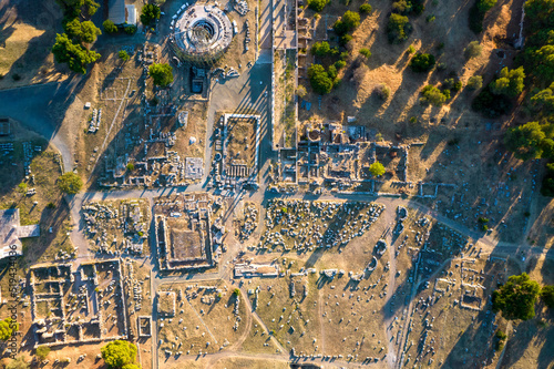 Stanowisko archeologiczne - sanktuarium Asklepiosa, Amfiteatr, Epidaurus, Grecja. Widok z drona.