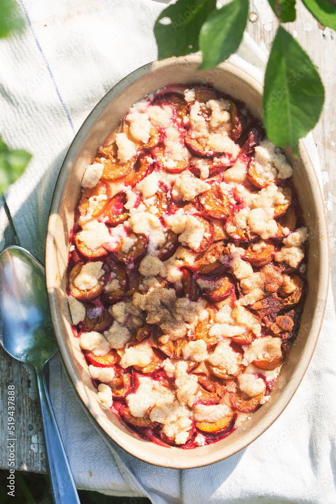 Simple plum crumble cinnamon cake Simple plum crumble cinnamon cake