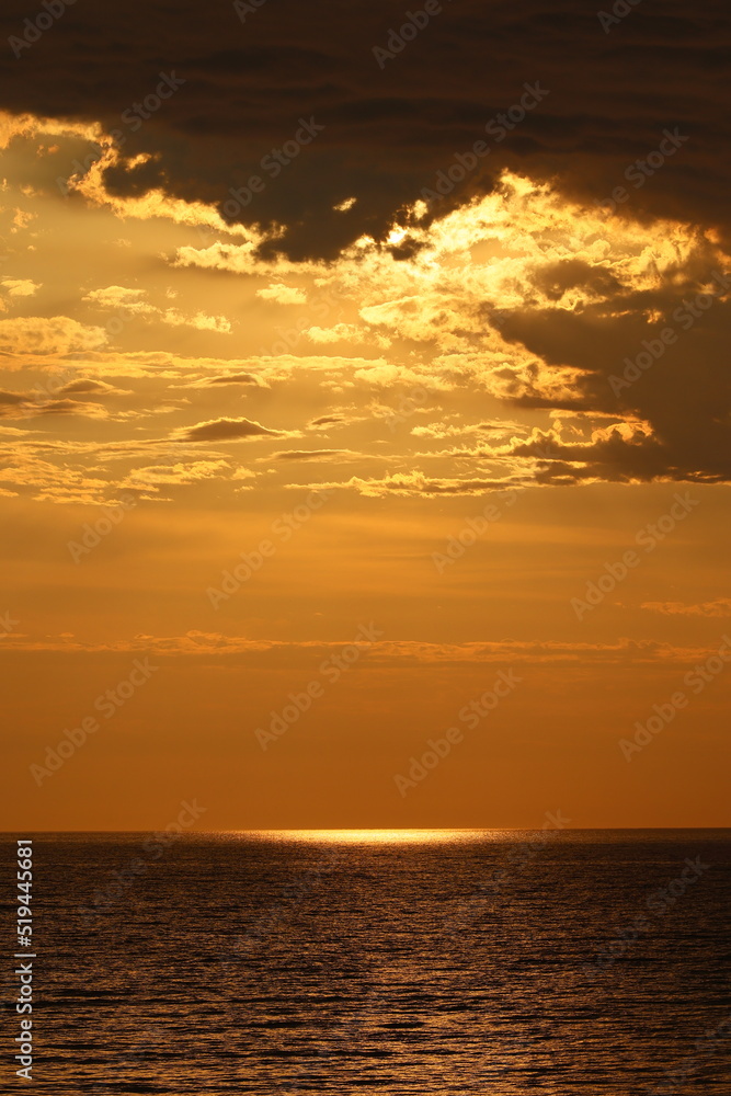 Piękny zachód słońca latem nad morzem w czasie upałów. - obrazy, fototapety, plakaty 