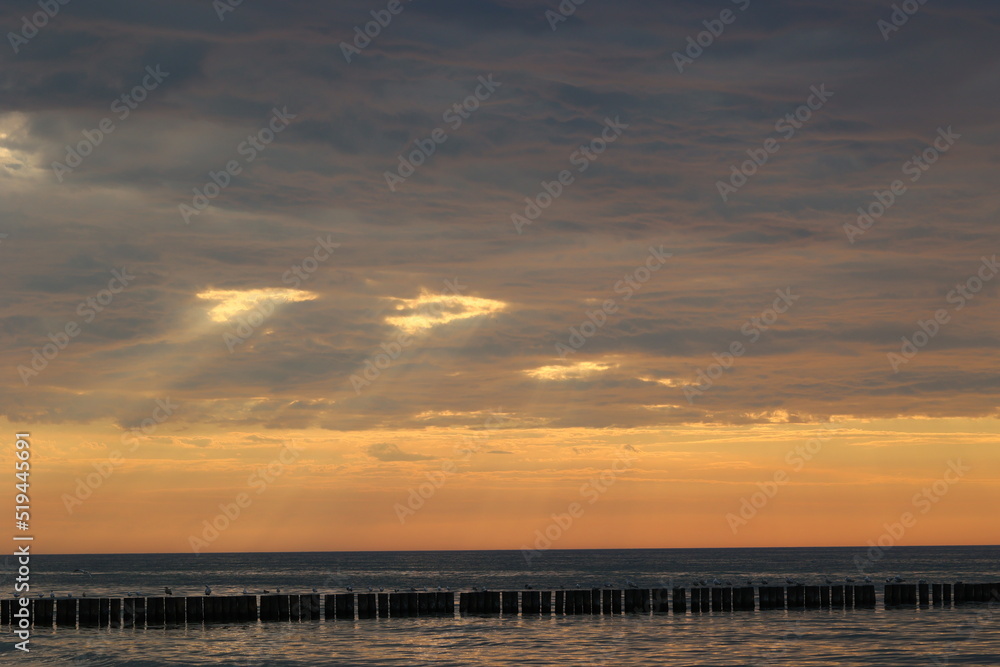 Piękny zachód słońca latem nad morzem w czasie upałów. - obrazy, fototapety, plakaty 
