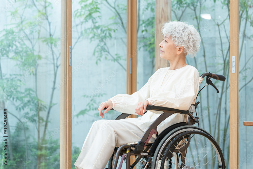 車椅子に乗ったシニア女性(介護・怪我) 車椅子に乗ったシニア女性(介護・怪我)