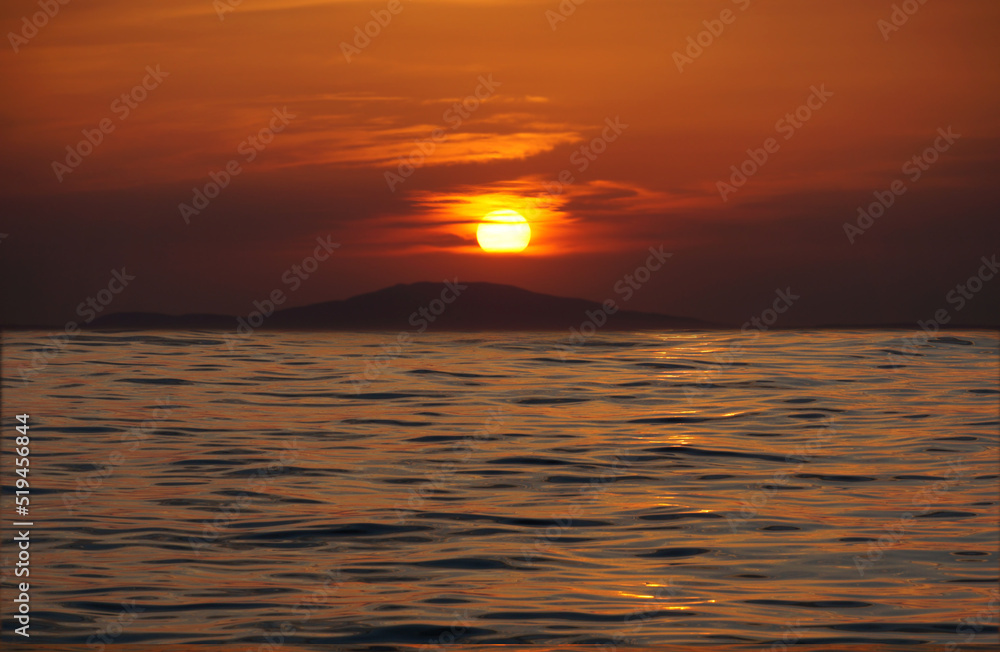 Obraz premium An abstract representation of a seascape in the intense red color of a sunset