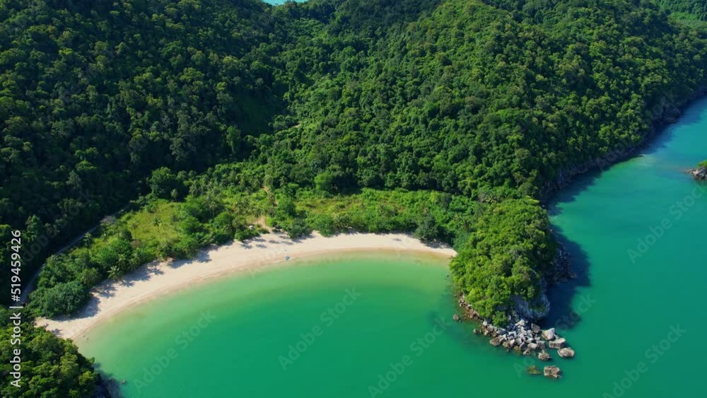 4K aerial view of the beautiful mountain coast of the tropical sea. Lok Kam bay, Chumphon, Thailand. drone footage
4K aerial view of the beautiful mountain coast of the tropical sea. Lok Kam bay, Chumphon, Thailand. drone footage