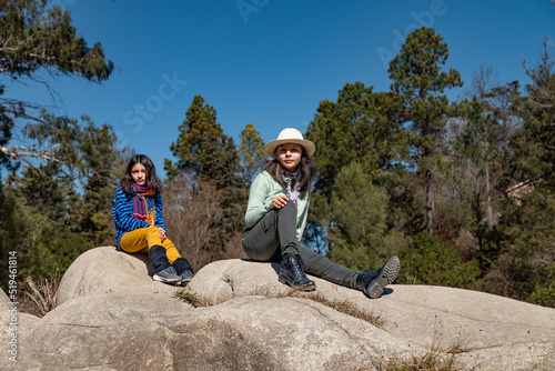 mujeres senderistas sentadas en rocas de montaña en primavera photo