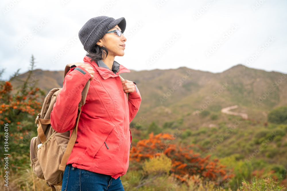 mujer viajera sola en montañas