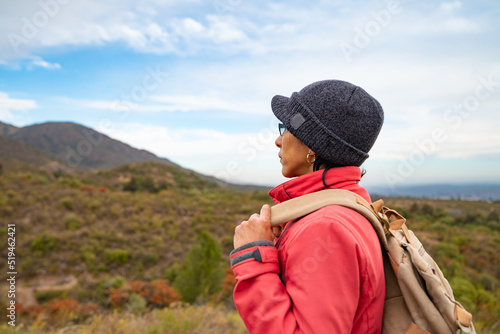 mujer viajera sola en montañas photo