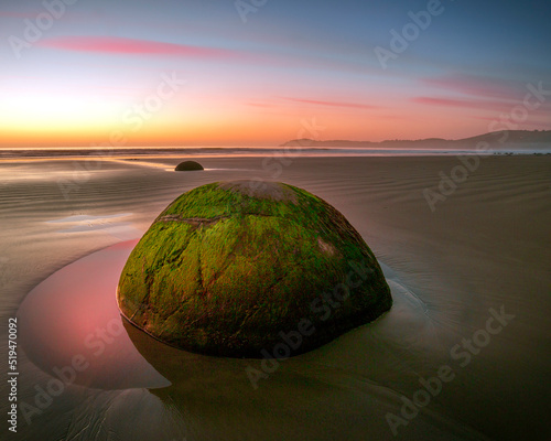 Fotografiet moeraki boulders sunrise