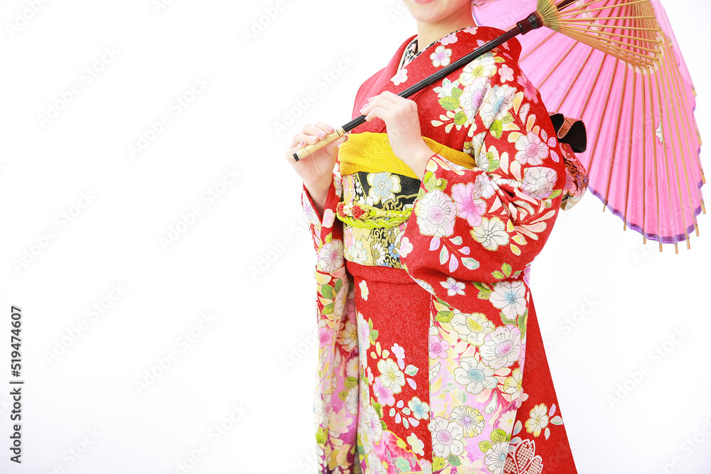 赤い振袖を着て傘を持った女性