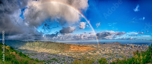 Foto rainbow over honolulu hawaii after rain