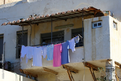 Outside the window, laundry is being dried on a rope on the facade of the building.