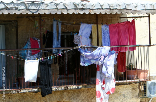 Outside the window, laundry is being dried on a rope on the facade of the building.