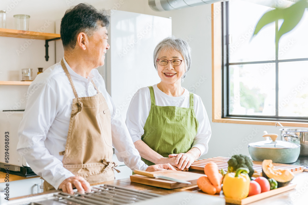 家で料理する日本人の高齢者夫婦(シニア老夫婦)
家で料理する日本人の高齢者夫婦(シニア老夫婦)