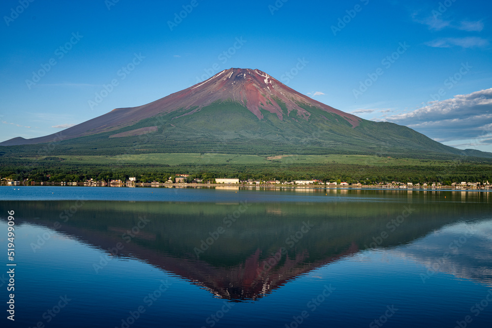 夏の富士山遠景