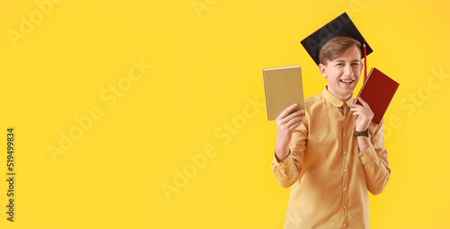 Male graduating student hol...
