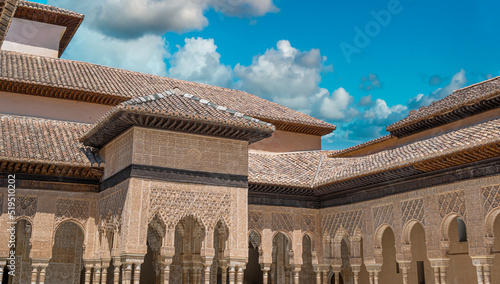 Hermosa arquitectura de estilo árabe y arte nazarí del patio de los leones en la Alhambra de Granada, España photo