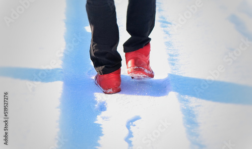 czerwone buty na śniegu