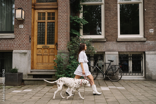 Foto Side View Of Woman With Dogs In Front Of House
