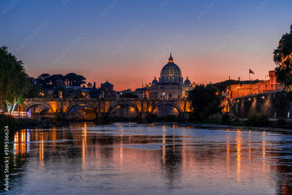 Der Petersdom in Rom bei Nacht mit dem Fluss TIber im Vordergrund