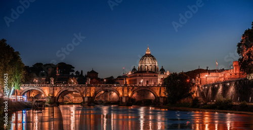 Panorama vom Petersdom in Rom bei Nacht mit dem Fluss TIber im Vordergrund