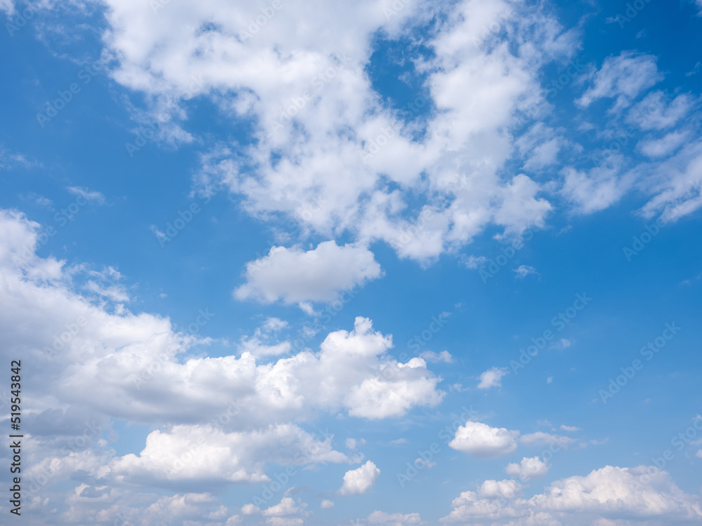 une matière de ciel bleu avec des nuages blanc en été une matière de ciel bleu avec des nuages blanc en été