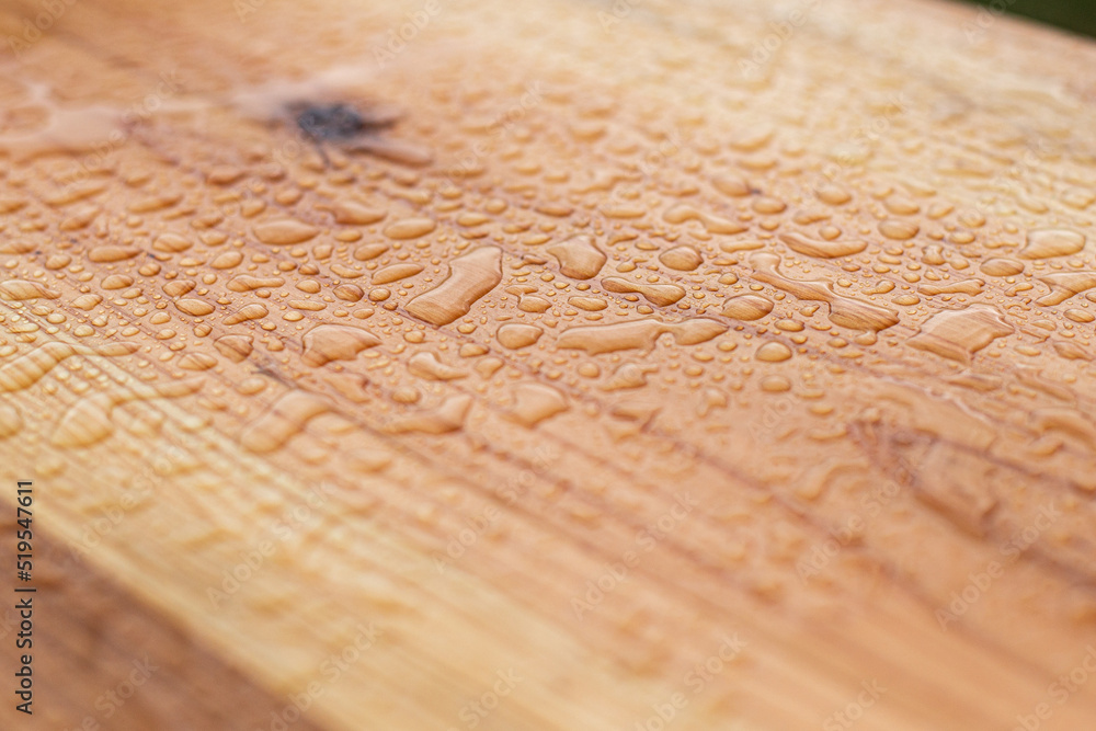 Fototapeta premium Krople wody na pomalowanym drewnie