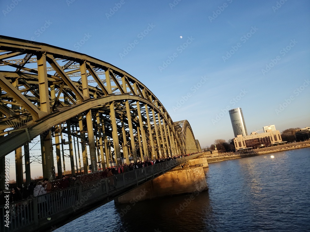 Obraz premium 夕暮れ時の橋