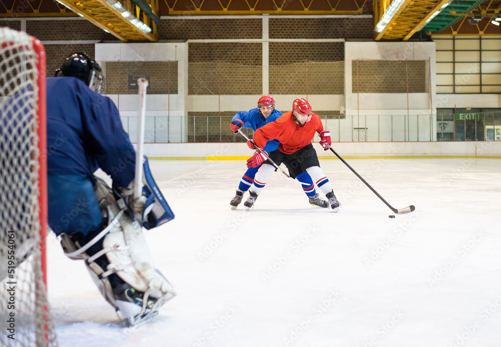 Obraz premium Ice hockey players playing ice hockey in the ice rink in winter