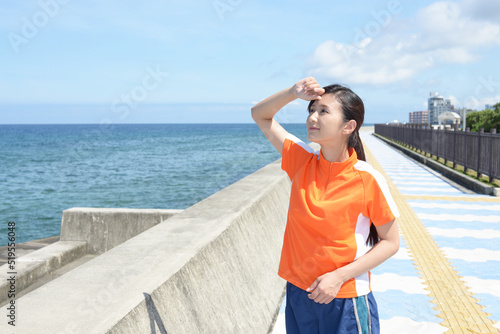 海辺で運動をする女性